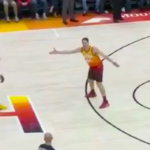 NBA – Les arbitres laissent passer un marcher hallucinant de LeBron James !