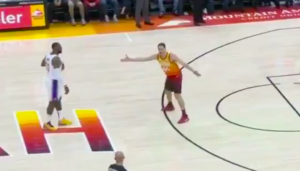 NBA – Les arbitres laissent passer un marcher hallucinant de LeBron James !