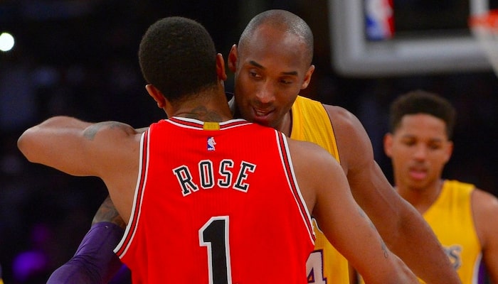 Derrick Rose et Kobe Bryant se serrent dans les bras