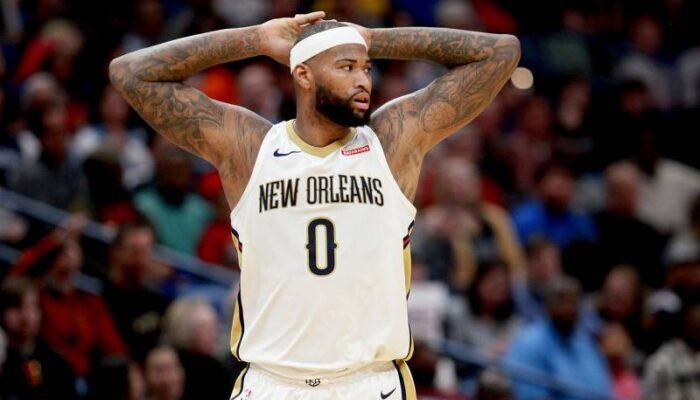 Demarcus les mains derrière la tête sous le maillot des New Orleans Pelicans