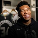 NBA – La raison loufoque pour laquelle Giannis doit régulièrement rentrer au vestiaire