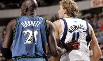 NBA – Kevin Garnett vs Dirk Nowitzki : qui domine le duel en carrière ? Kevin Garnett en défense sur son rival Dirk Nowitzki