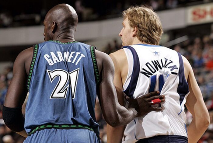 Kevin Garnett en défense sur son rival Dirk Nowitzki