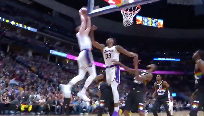 Alex Caruso s'envole pour une énorme claquette dunk