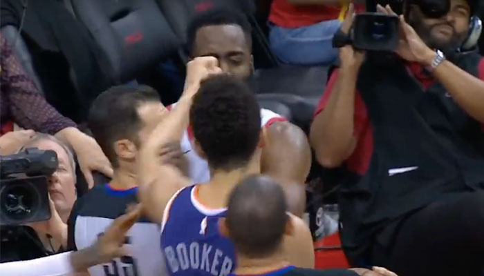 Bousculade entre James Harden et Devin Booker lors du match Rockets contre Suns