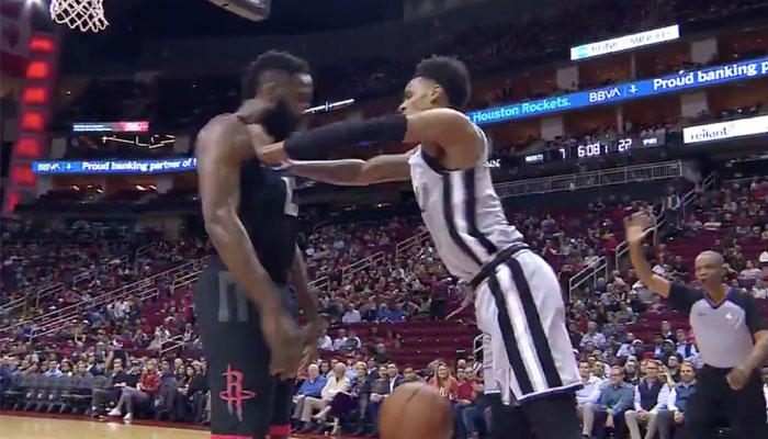 Dejounte Murray pousse violemment James Harden