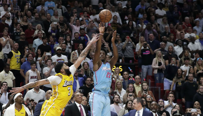 Anthony Davis fait faute sur Jimmy Butler