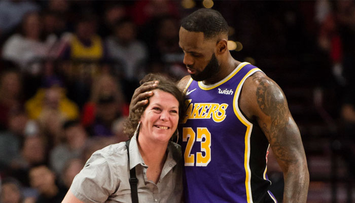 LeBron James et la serveuse qu'il a renversé lors du match entre les Lakers et les Blazers