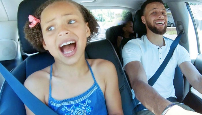 Stephen Curry et sa fille Riley chantent dans la voiture