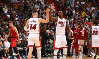 NBA – Record pour Tyler Herro… et série folle pour le Heat ! Tyler Herro et Jimmy Butler se tapent dans la main