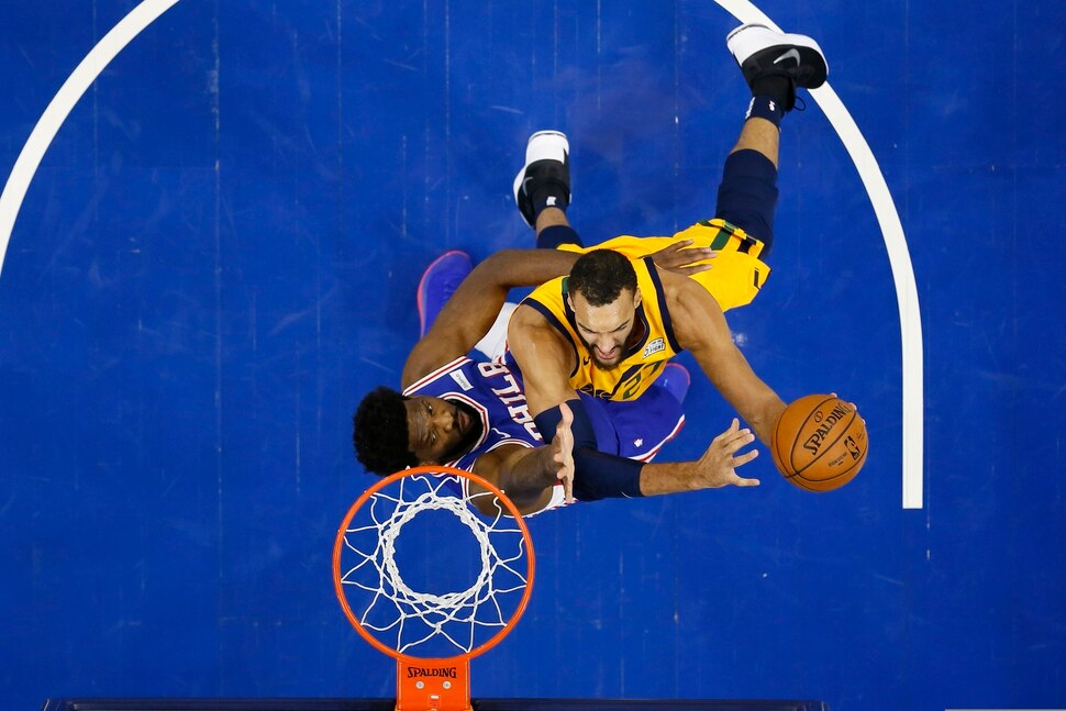 Rudy Gobert à la lutte avec Joel Embiid