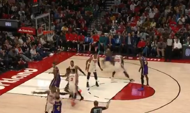 NBA - Alex Caruso et LeBron sortent un alley-oop parfait !