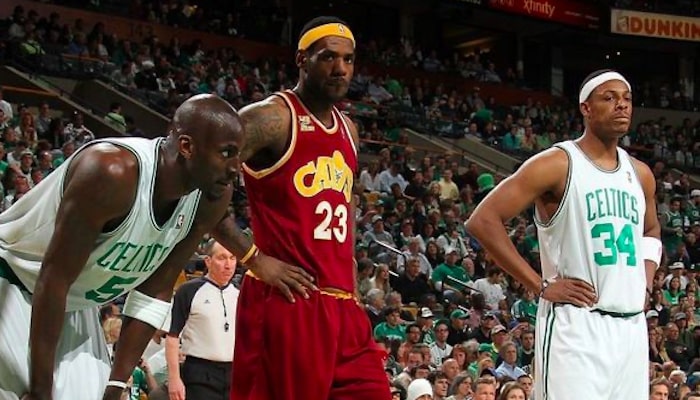 LeBron James entouré de Garnett et Pierce