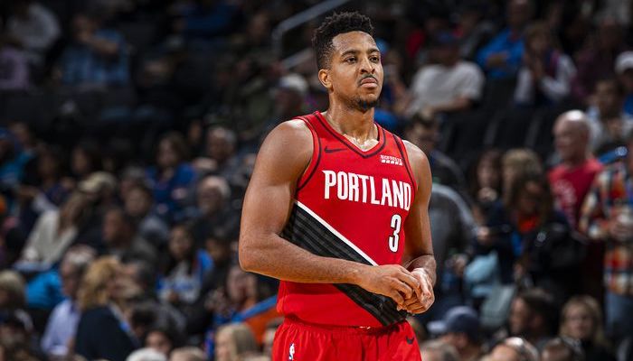 CJ McCollum pensif lors d'un match des Blazers