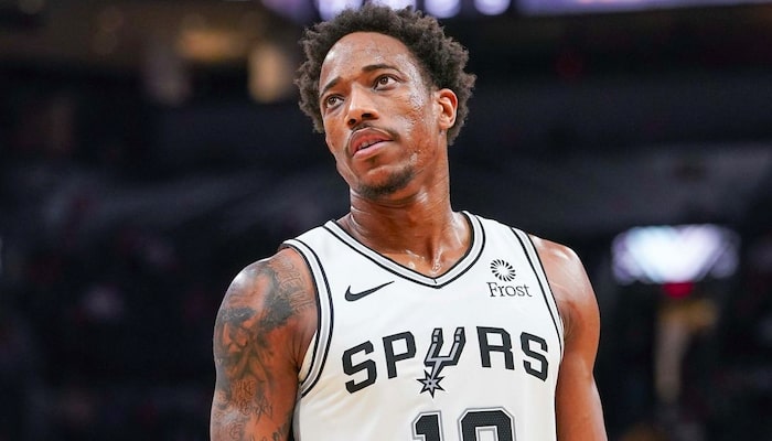 demar DeRozan regarde en l'air