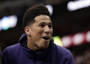 NBA – En cartonnant, Devin Booker fait perdre un hilarant pari à un célèbre gamer