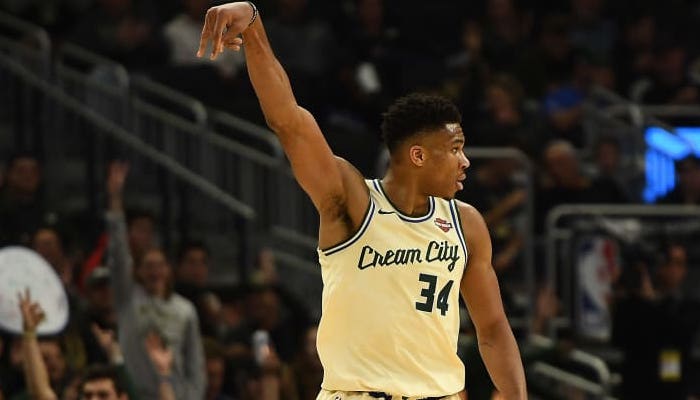 Giannis Antetokounmpo sous le maillot des Bucks réagit à un tir