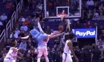NBA – Ja Morant tue Aron Baynes dans le money-time avec un des posters de l’année ! Ja Morant au poster sur Aron Baynes