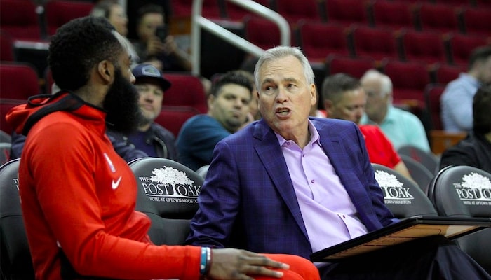 échange entre James Harden et Mike D'Antoni sur le banc des Rockets