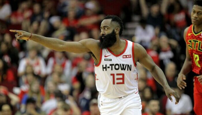 James Harden pointe du doigt un coéquipier