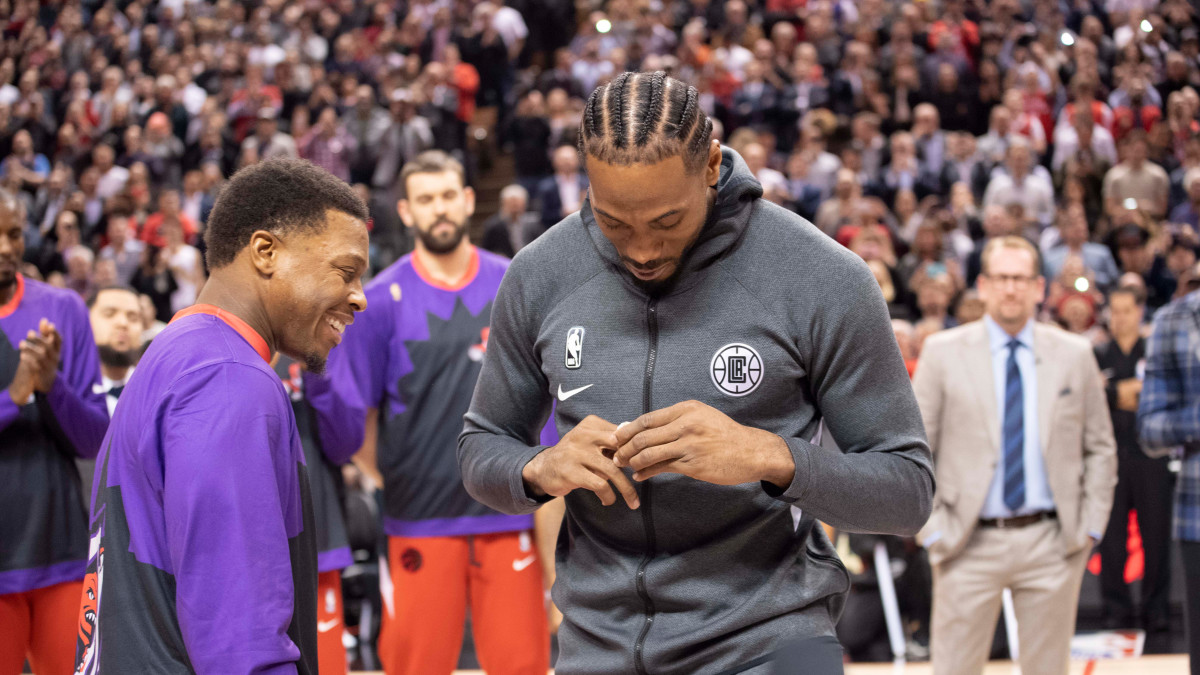 Kyle Lowry félicite Kawhi Leonard