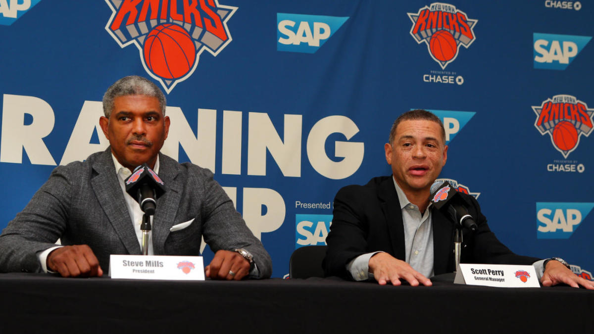 Steve Mills et Scott Perry durant le media day des Knicks