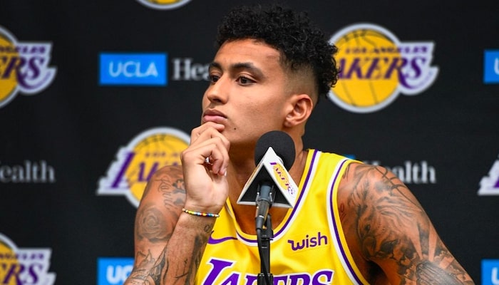 kyle kuzma attentif une question d'un journaliste