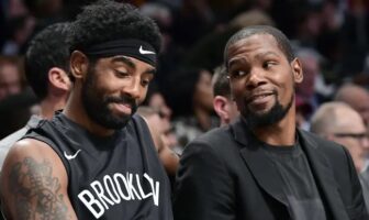 NBA – KD défend Kyrie dans une drôle d’embrouille sur Twitter Kyrie Irving et Kevin Durant sur le banc des Nets