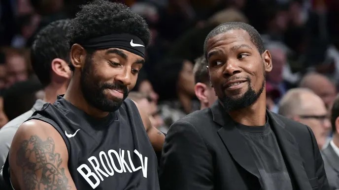 Kyrie Irving et Kevin Durant sur le banc des Nets