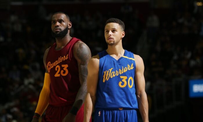 LeBron James et Steph Curry pendant un Cavs vs Warriors à Noël