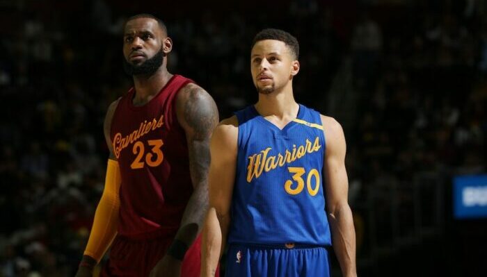 LeBron James et Steph Curry pendant un Cavs vs Warriors à Noël