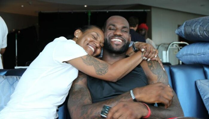 Pourquoi LeBron avait honte de sa mère plus jeune, et s'est excusé