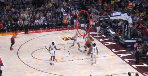 NBA – LeBron James offre ses chaussures… avant même la fin du match