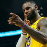 NBA – Un invité surprise dans le public du Game 1, LeBron réagit !