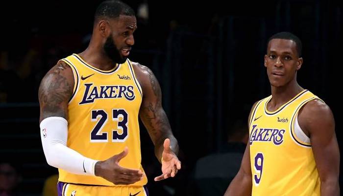 LeBron James et Rajon Rondo échangent sous le maillot des Lakers