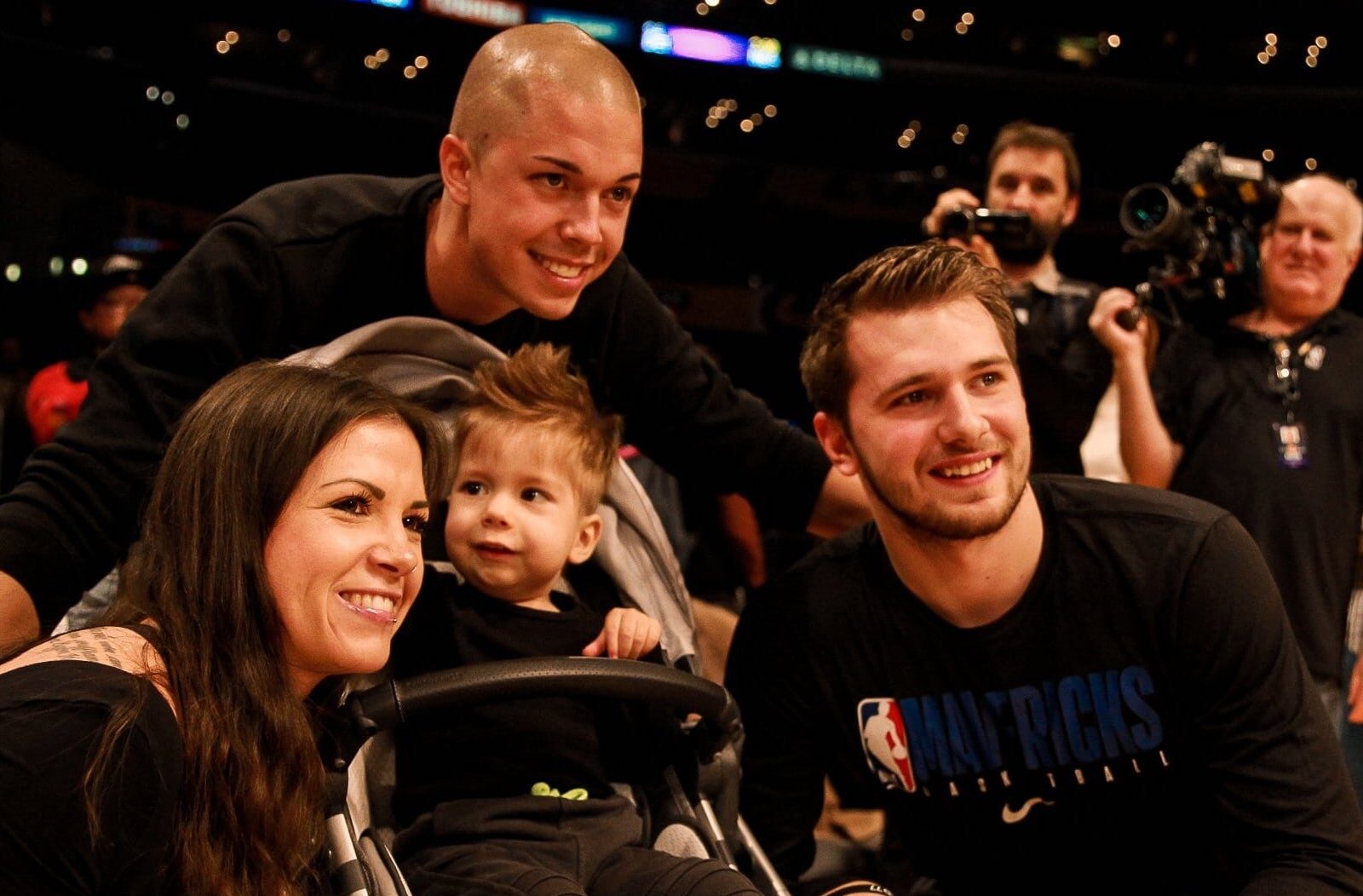 Luka Doncic aux côtés d'un jeune malade