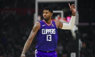 NBA – Paul George révèle ce qu’il espère pour la deadline des Clippers paul george lève la main en l'air