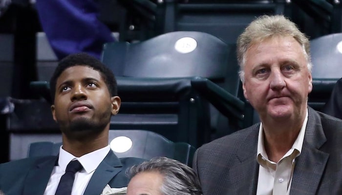 Paul George et Larry Bird regardent en l'air