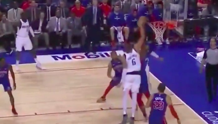 dunk de porzingis sur drummond