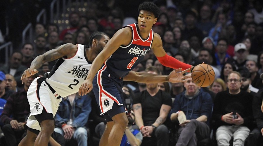 Rui Hachimura défendu par Kawhi Leonard