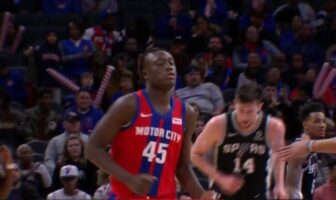NBA – Les premiers points de Sekou Doumbouya dans la ligue Premiers points pour Sekou Doumbouya en NBA !