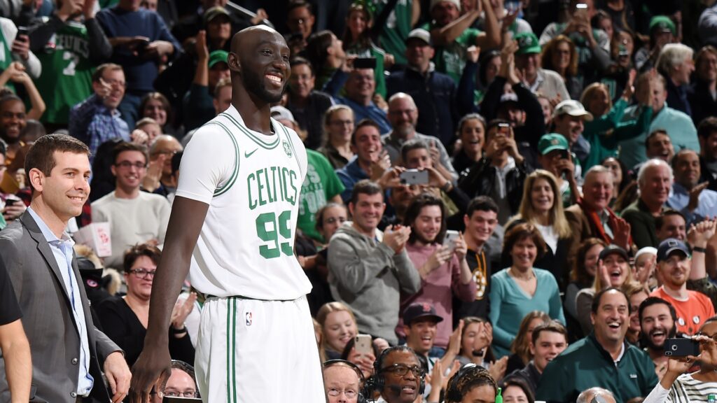 Tacko Fall et Brad Stevens pendant un match des Celtics