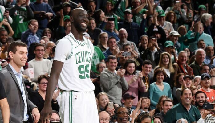 Tacko Fall et Brad Stevens pendant un match des Celtics