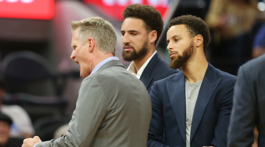 Steve Kerr, Klay Thompson et Stephen Curry durant un temps-mort