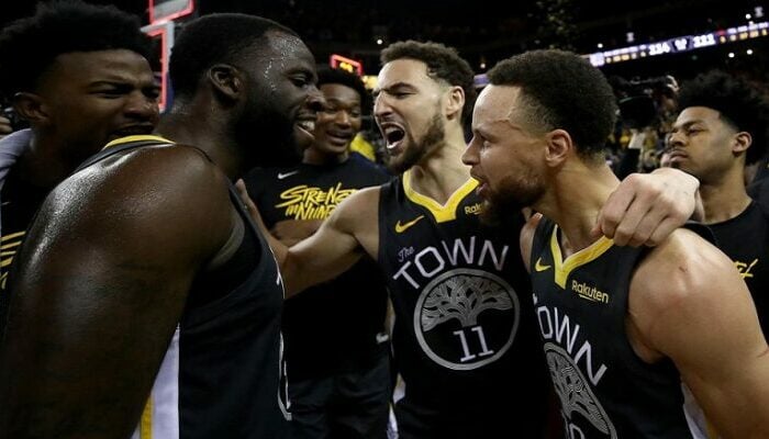 Klay Thompson, Draymond Green et Curry heureux