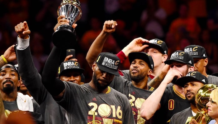 LeBron James et les Cavs champions