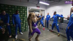 NBA – La mascotte des Kings massacrée par Giannis et les Bucks