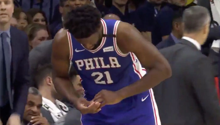 Joel Embiid se déboite le doigt