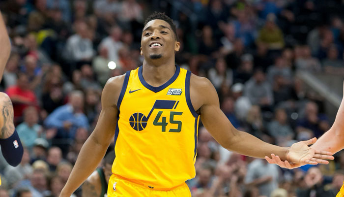 Donovan Mitchell sourit avec le maillot du Jazz