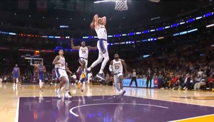 Alex Caruso enflamme le Staples Center avec son dunk !